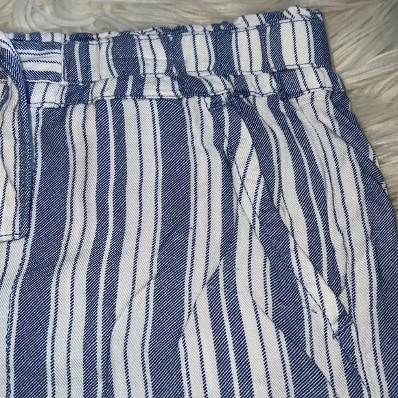 Trendy Linen Shorts - Picture 2 of 3